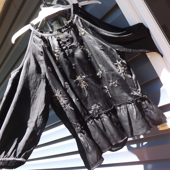 NWT black cold shoulder top with shooting stars - Picture 3 of 7